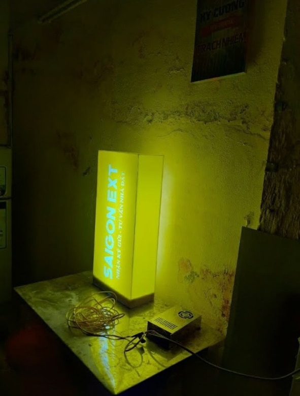 Hộp đèn mica hút chữ nổi